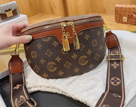 女士胸包肩背斜挎包咖色网红同款全新 清仓全...