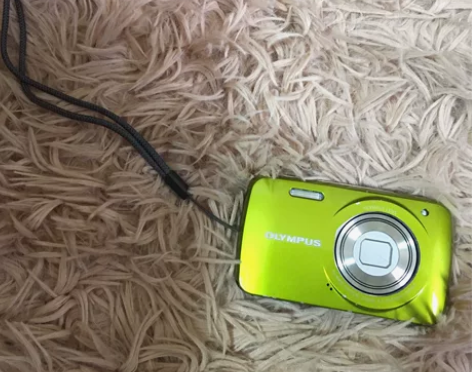 相机如图，内置储存卡和电池，完好的。充电线...