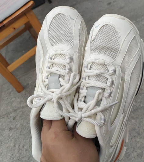 安踏跑步鞋43码 没穿几次，九新闲置有点脏...