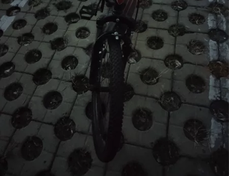 减震山地车，后面装有车座，22寸的，可以骑...