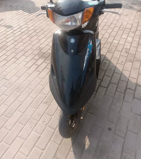 自己骑的正宗雅马哈踏板摩托车，平时接个孩子...