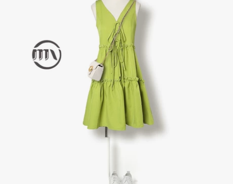 牛油果绿色吊带蛋糕裙 实体店冲动消费的，回...