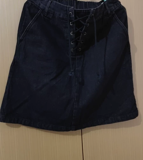 全新黑色纯棉牛仔中裙,绑带, 感兴趣的话点...