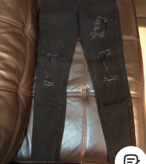 破洞窄脚牛仔裤，穿1，M码 感兴趣的话点“...