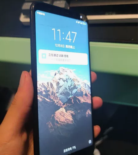 红米5p 6+64成色伊拉克屏幕裂，正常使...