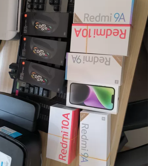 一台苹果14午夜黑128g，两台红米10a...