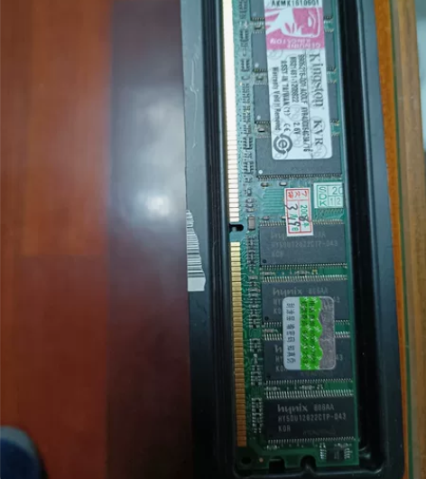 亖星内存条1GB,二根,型号见照片 感兴趣...