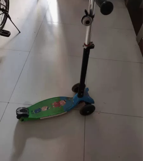 孩子喜欢自行车不玩了，轮子宽轮带滑起来带闪...