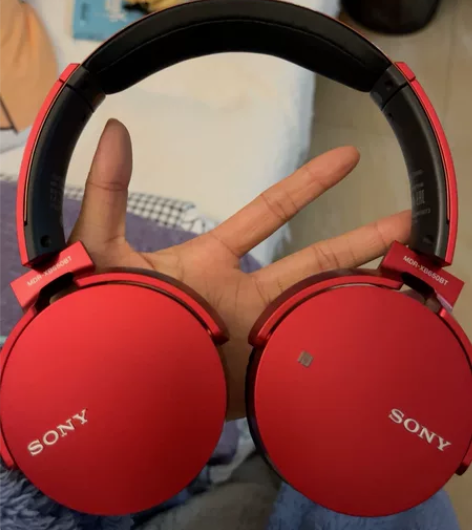 索尼头戴式降噪耳机。国外买的。 闲置很久了...