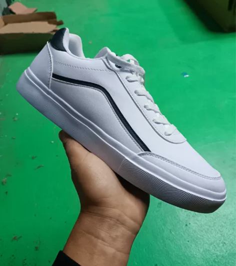特步全新正品原包装原吊牌44码板鞋一双，轻...