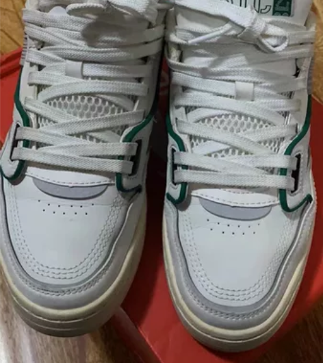 李宁品牌白色板鞋适合秋冬 鞋子偏硬只穿了几...