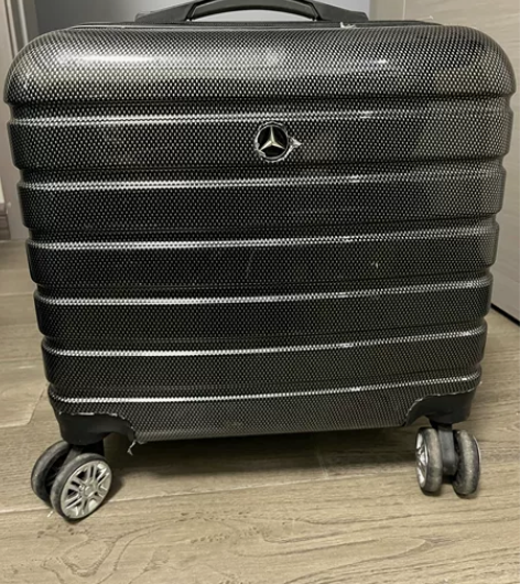 买车送的拉杆箱，手柄漆有点磨损，拉链头有一...