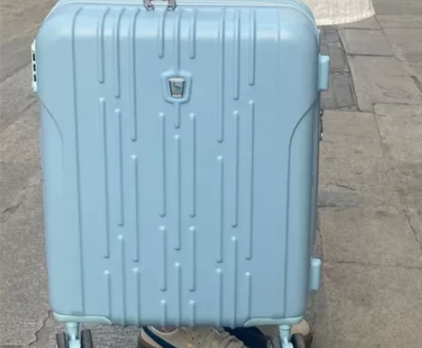 全新爱华仕女士行李箱旅行箱登机箱出！仅摆拍...