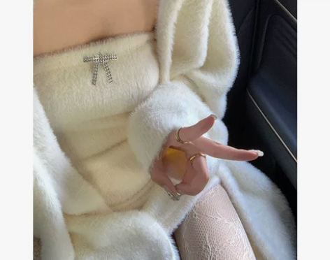 白水 毛绒绒抹胸连衣裙女秋冬纯欲收腰显瘦一...
