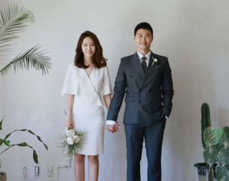 [仅穿一次！莫妮卡] 简约大方轻婚纱软缎极...