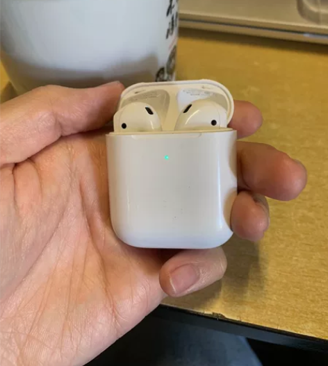 airpods一代耳机配的二代无线充电盒子...