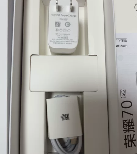 荣耀70除了手机没有,其他全部配套整套包邮...