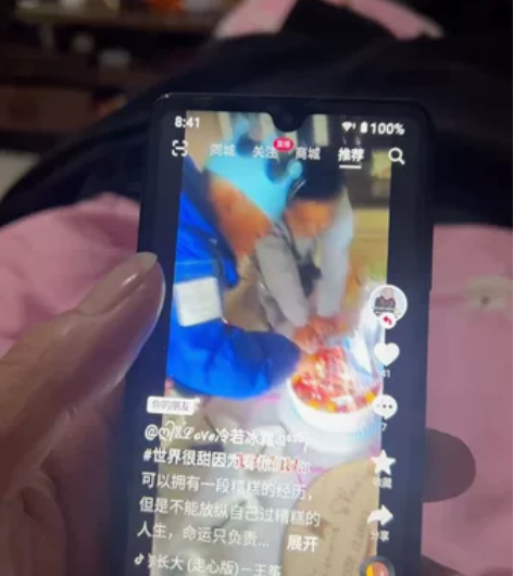 索尼日版，非常小巧的一款手机，电池很耐用，...