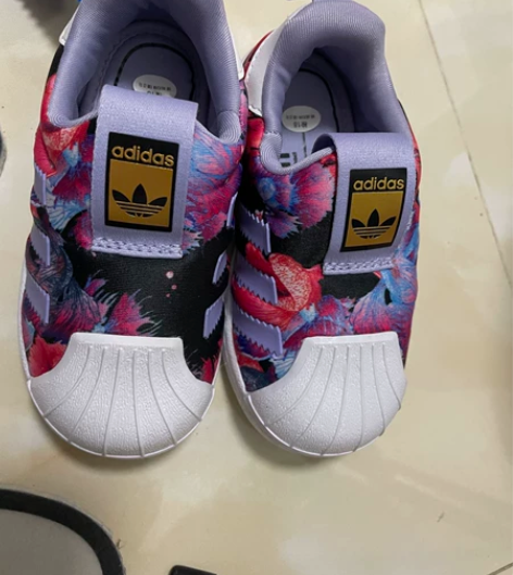 阿迪贝壳鞋，内长130，宝宝姑妈实体店购买...