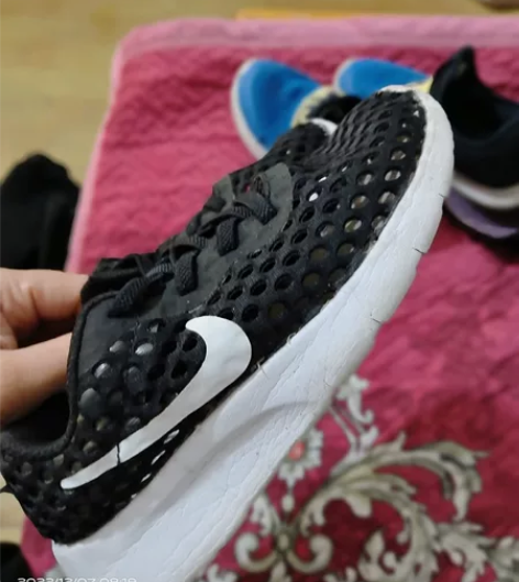 一双斐乐，一双耐克，斐乐是专柜买的，耐克是...