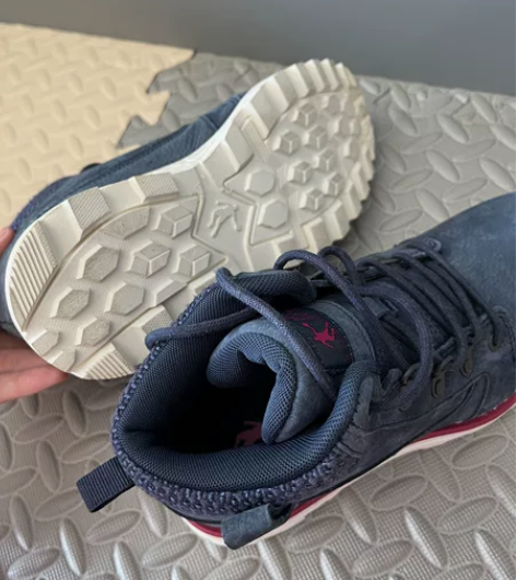 全新乔丹高帮鞋，店里买的时候三四百，38尺...