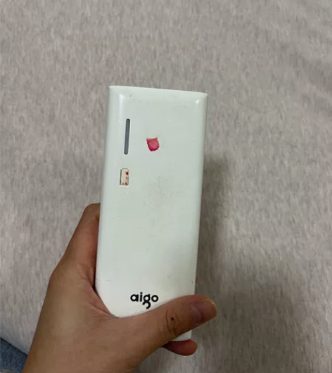 爱国者大品牌充电宝，旧了但功能使用一切正常...