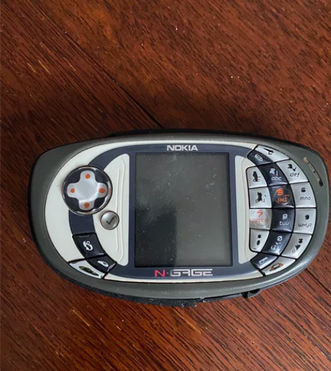 诺基亚DQ手机，边的塑料已风化。能开机使用...