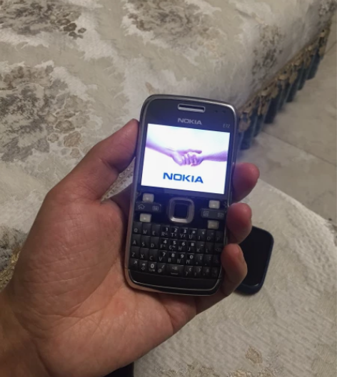诺基亚e72，银色，港行带wifi。一切功...