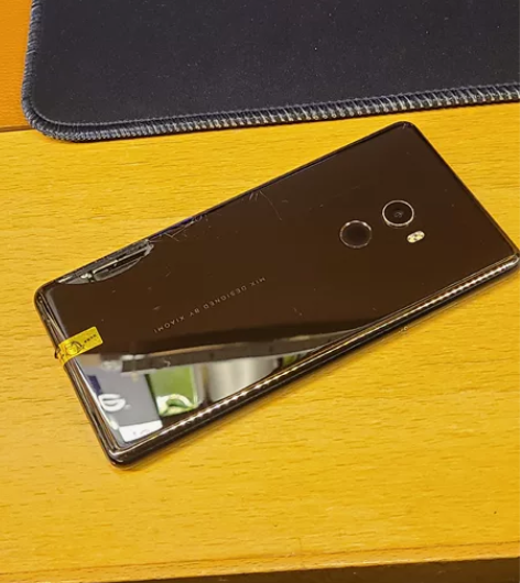 小米mix2 6+128 后盖裂掉了一块，...