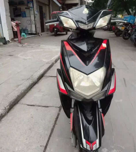 两个油踏板低价出，黑红色900，白色的80...