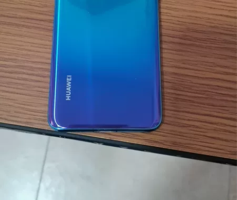 华为nova4，8+128成色很新，只是外...