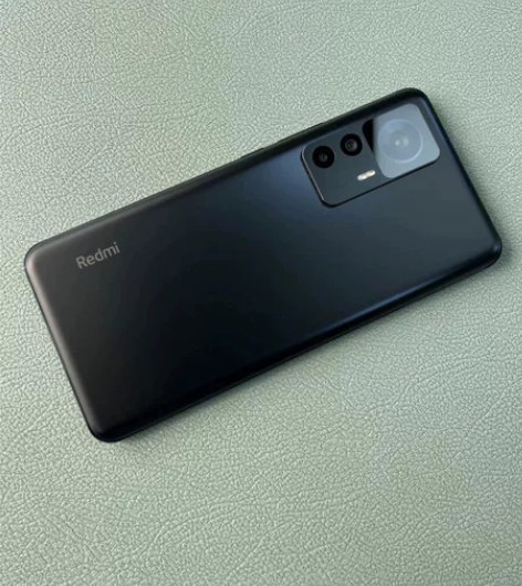 红米K50 至尊版 后盖采用磨砂材质拿在手...