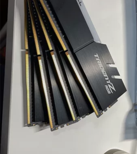 芝奇幻光戟 8g3200c16 四根，包好...