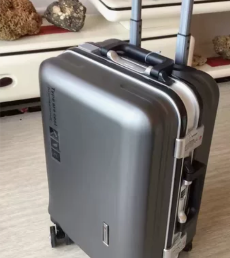 全新包邮袋鼠正品USB充电28寸铝框行李箱...