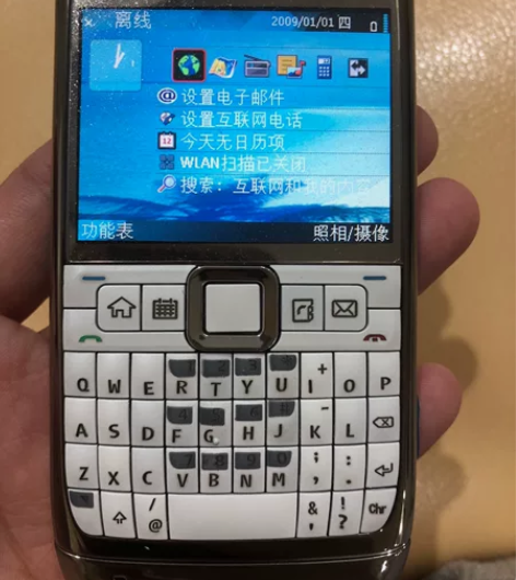 诺基亚e71，一个电池，一个充电器，插卡就...