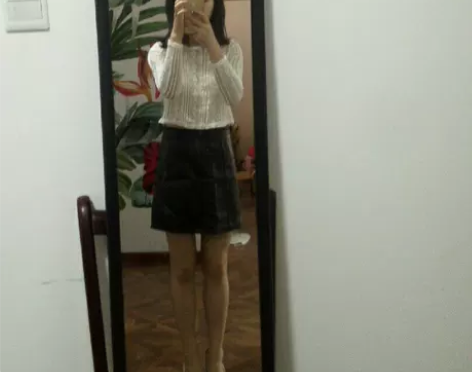 全新黑色半身小皮裙25包邮穿上有点大，就闲置了  感兴趣的话...
