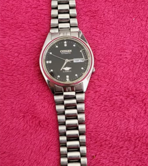 小孩拿下不小心摔了日期框掉了还有表带坏了，...