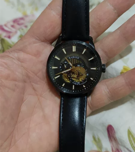 95新雷诺手表，买来带了几次，有皮带跟铁带...