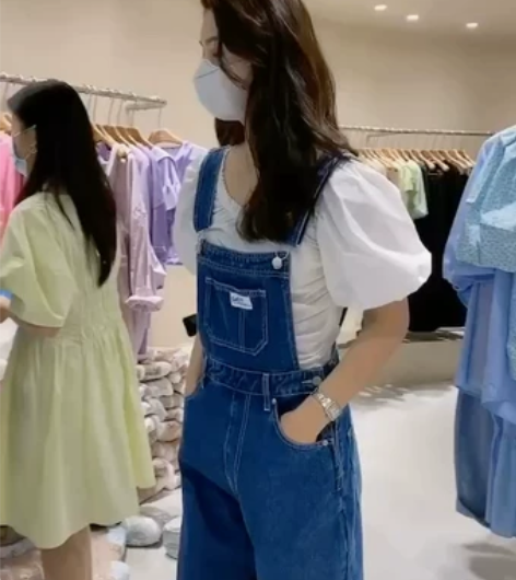 左一同款背带牛仔裤，左一的裤子质量没得说，...