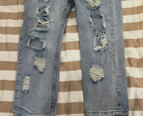 破洞牛仔裤，XL，没穿过。 感兴趣的话点“...