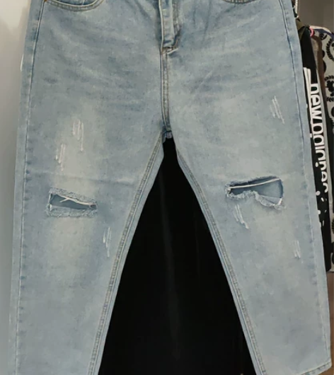 无弹破洞牛仔裤。腰围82，臀围120，裤长...