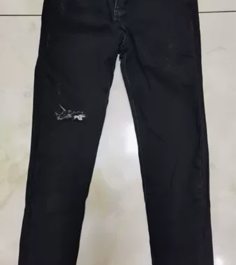 黑色修身破洞牛仔裤 弹力很足的 超级显瘦...