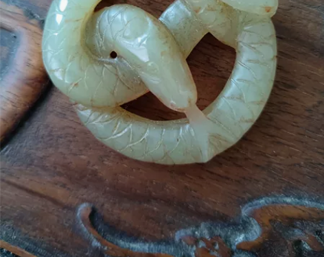 玉雕8字蛇吊坠！二手商品看好再拍！不退不换...