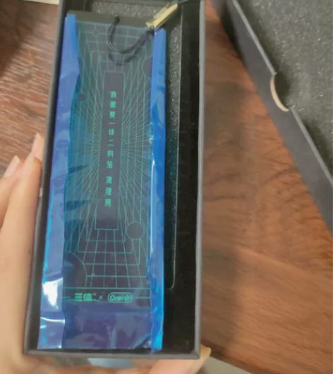 三体黄铜书签，金属感满满当当，拿上手很有分...