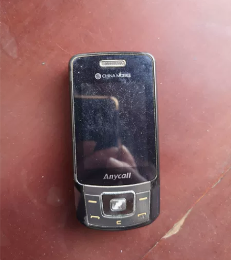 收拾家找出来几个自己以前用过的手机，三星B...