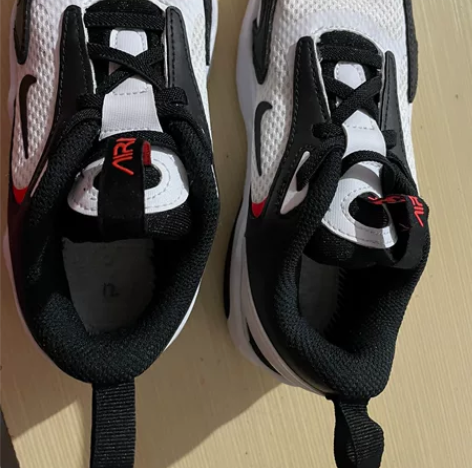 耐克轻跑气垫鞋，舒适不累脚，十成新，穿了两...