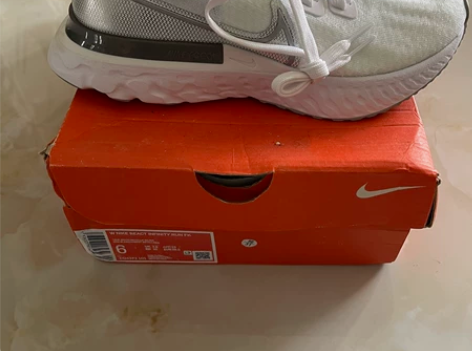 个人闲置转卖NIKE耐克 女子运动缓震飞线...