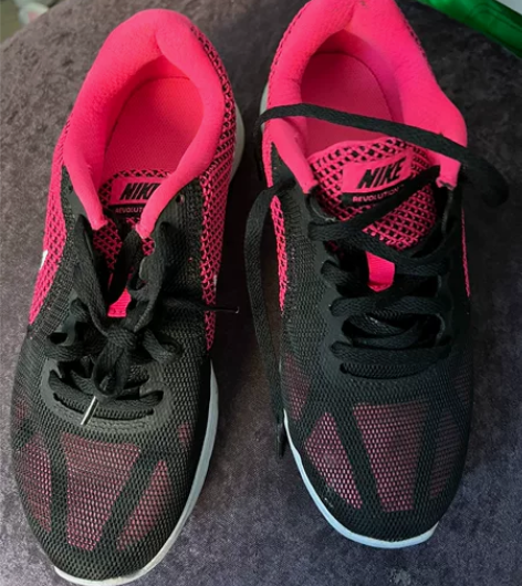 耐克运动鞋。专柜正品，尺码36.很新，不议...