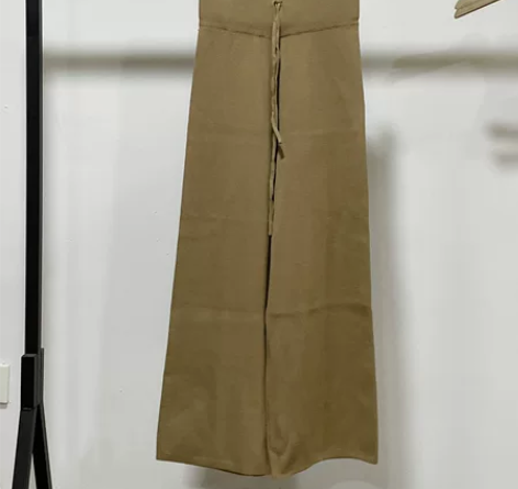 全新针织阔腿裤，没穿过，针织的不起球不扎。...