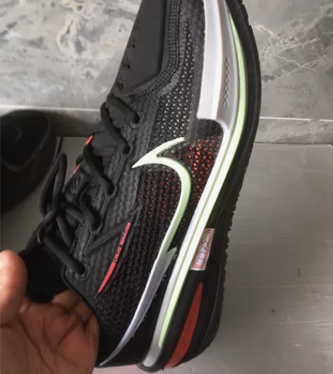 二手耐克44码运动鞋  不确定正。买到就是...